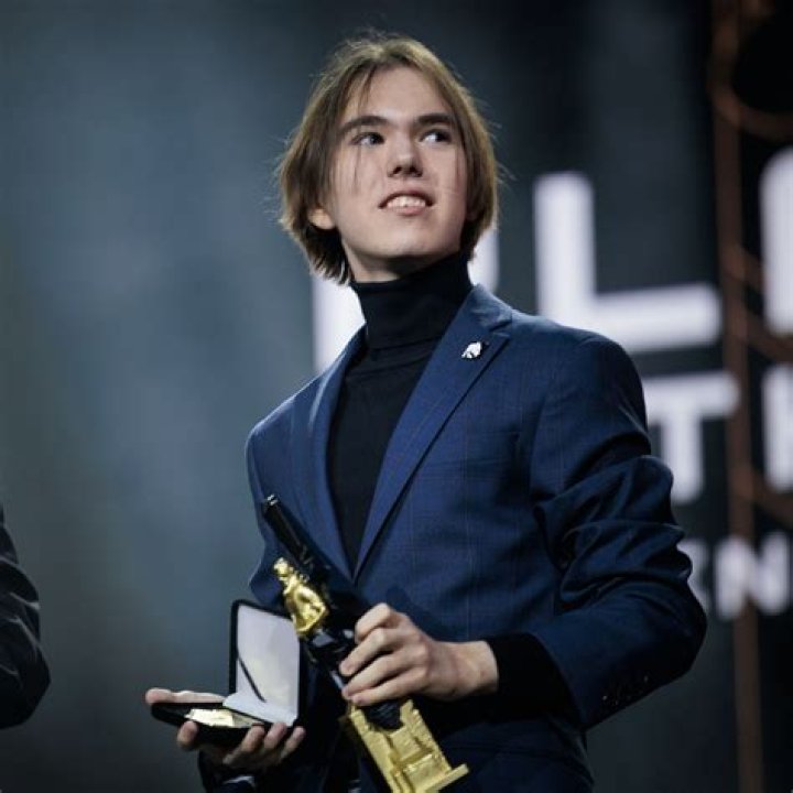 2017 Europe Music Awards: Men’s Fashion — See The EMAs Hottest Hunks