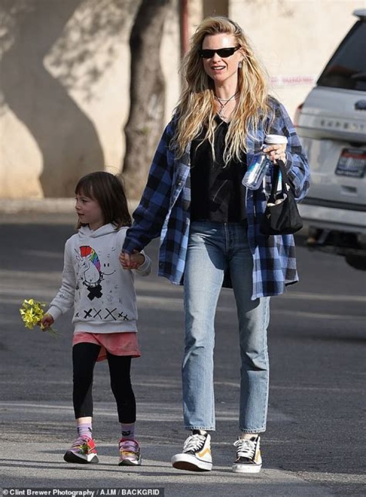 Adam Levine Dotes Over Daughters Dusty, 5, & Gio, 4, On Walk: Photos – Hollywood Life