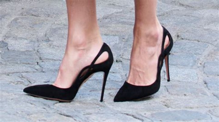Amal Clooney Slips & Nearly Falls While Walking In High Heels On NYC Streets — Pic