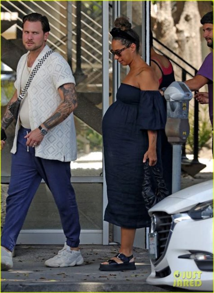 Amber Rose & Boyfriend ‘AE’ On Lunch Date As She Cradles Baby Bump – Hollywood Life