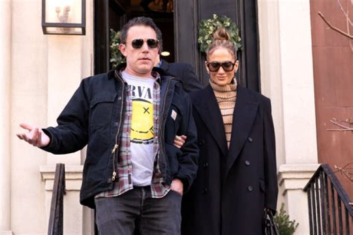Ben Affleck & J.Lo Take Their Kids Shopping In L.A. 1 Week Before Christmas – Photos
