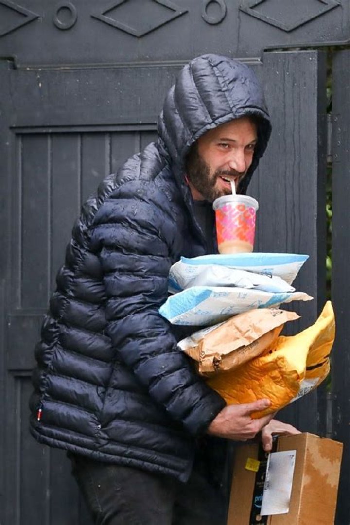 Ben Affleck’s Pants Start Falling While He Holds Packages & Coffee – Hollywood Life