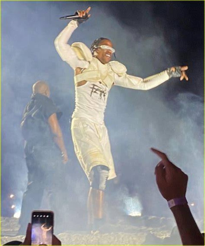 Blasts Kanye West On Stage – Hollywood Life