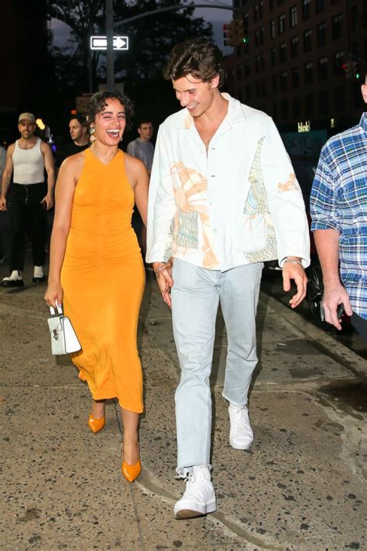 Camila Camilo & Shawn Mendes Double Task, Holding Hands & Drinking Coffee On Fresh Air Break