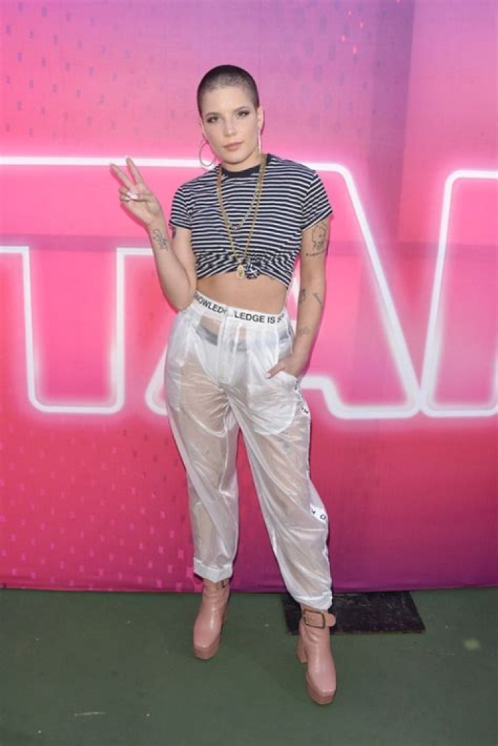 Celebrities Showing Off Abs In Knotted T-Shirts — Photos – Hollywood Life