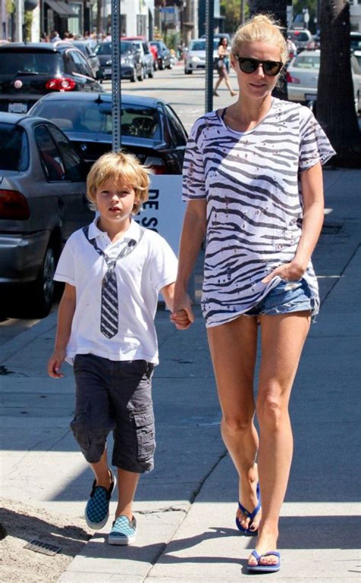 Celebrity Moms Take Their Babies For Walks In Strollers – Pics – Hollywood Life