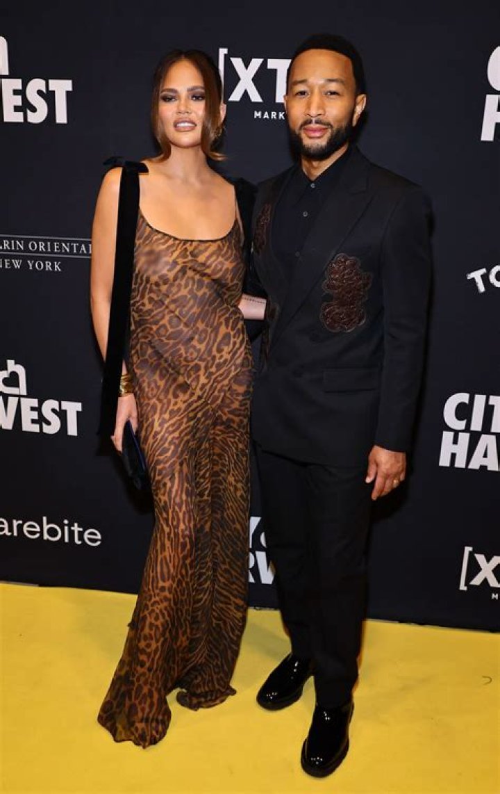 Chrissy Teigen Has A Twitter Meltdown After John Invites ‘The Voice’ Coaches To Dinner On Finale Night