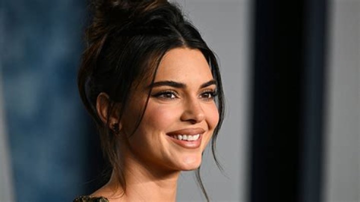 Depuffs and Reduces Redness – Hollywood Life