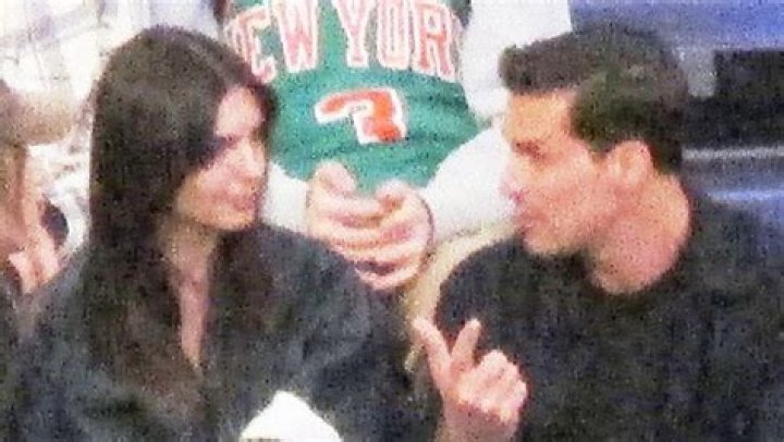 Emily Ratajkowski Chats Up Mystery Man At Knicks Game After Eric Andre Date