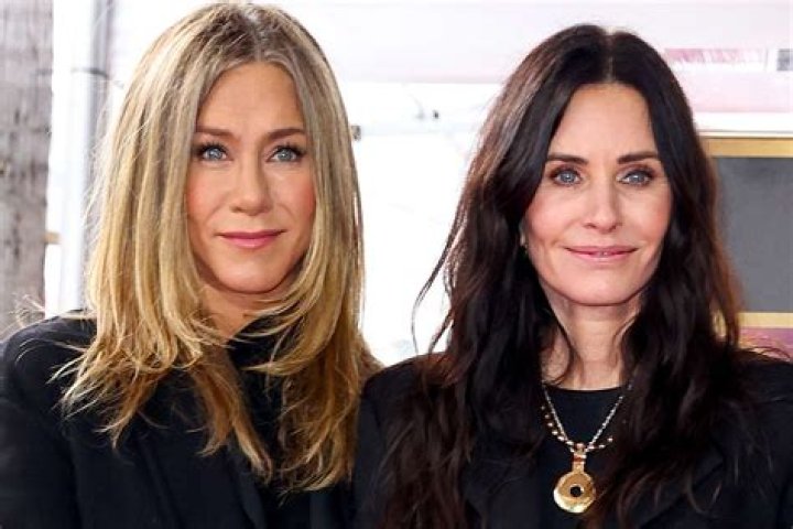 ‘Friends’ Stars Jennifer Aniston, Lisa Kudrow & Courteney Cox Tease Reunion With Girls’ Night