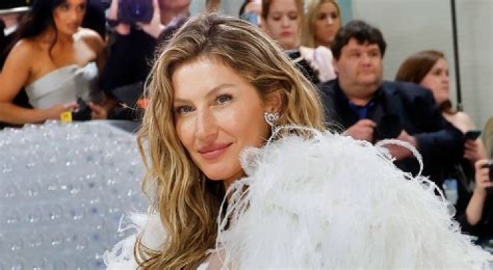 Gisele Bundchen Sizzles in Tiny String Bikini at the Beach in Brazil – Hollywood Life