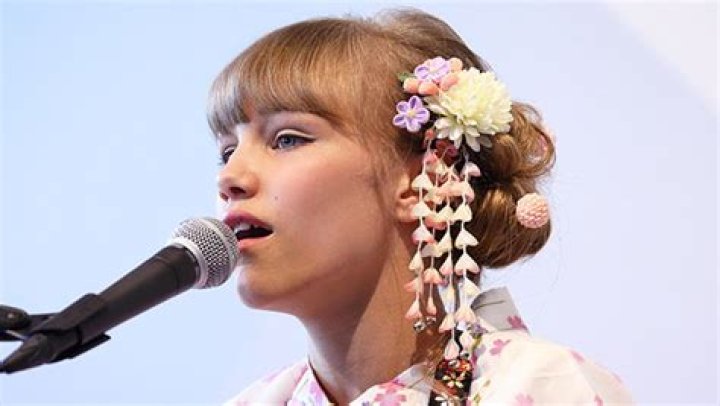 Grace VanderWaal Celebrity Profile – Hollywood Life