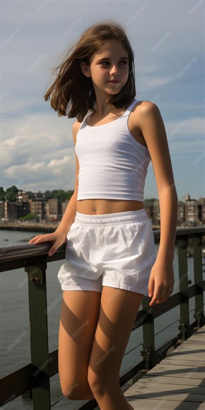Hailey Baldwin Looks Gorgeous In Tiny Crop Top & Short-Shorts While Makeup-Free: Photos