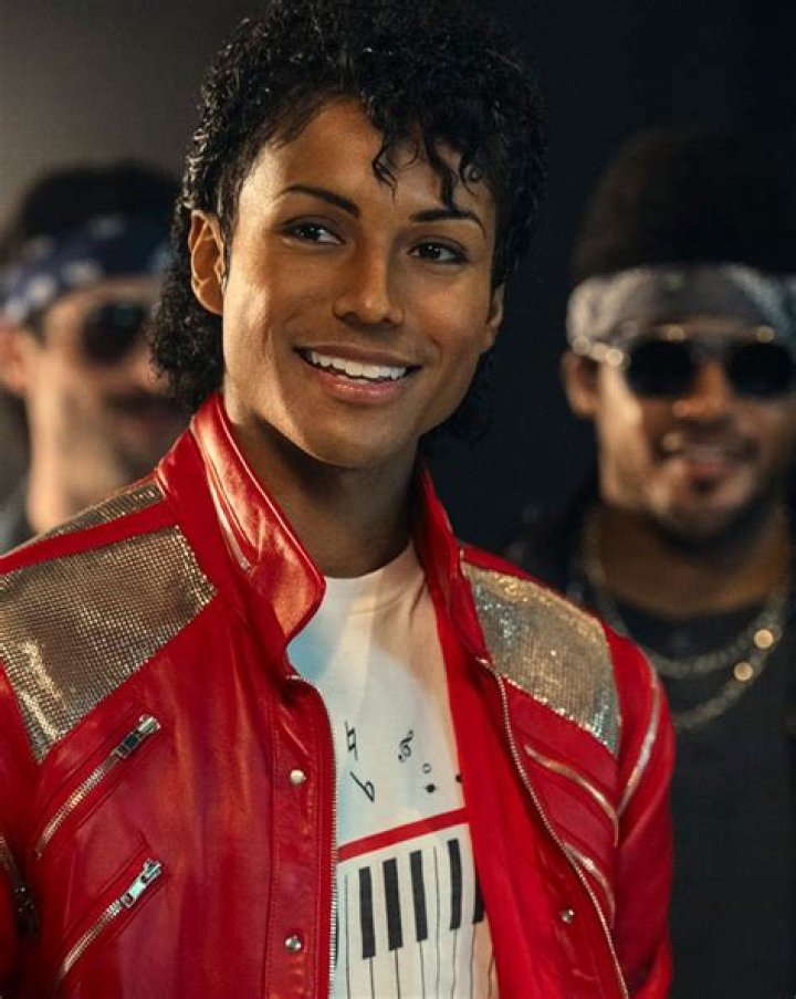 Hailey Baldwin ‘Loves’ Paris Jackson For Telling All About Michael In Interview — Tweet