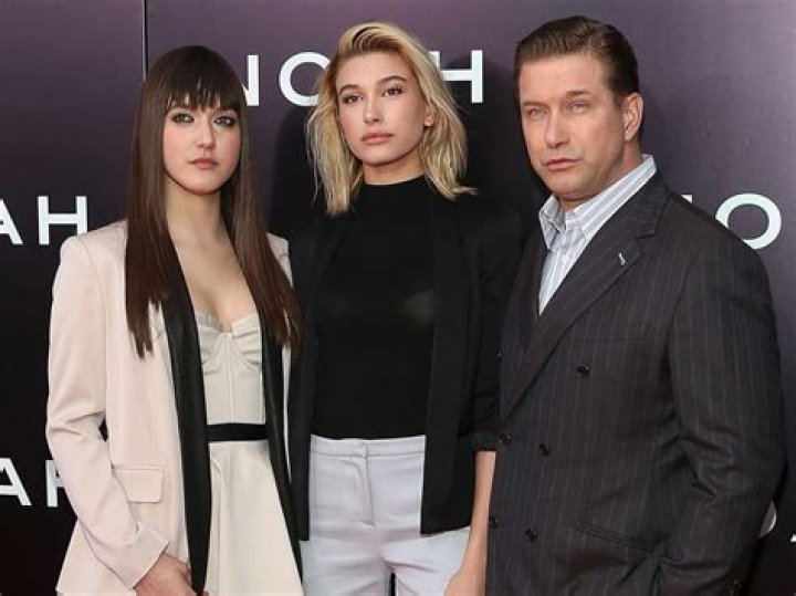 Hailey Baldwin’s Rachel Green Hair — Channels ‘Friends’ Style With Layered Lob – Hollywood Life