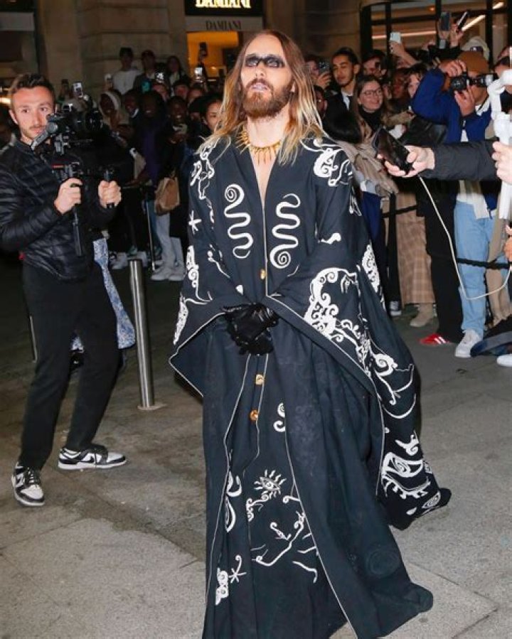 Jared Leto Shows Off Ripped Abs In Shirtless Mirror Selfie: Photo – Hollywood Life