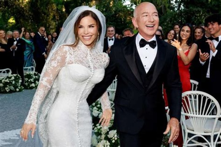 Jeff Bezos & Lauren Sanchez Makeout On Holiday Trip To St. Barts — PDA Photos