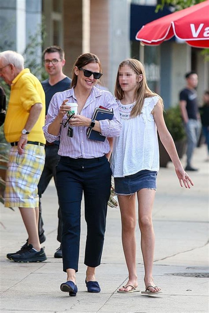 Jennifer Garner & Daughter Violet Seen Bonding On Day Out In LA – Hollywood Life