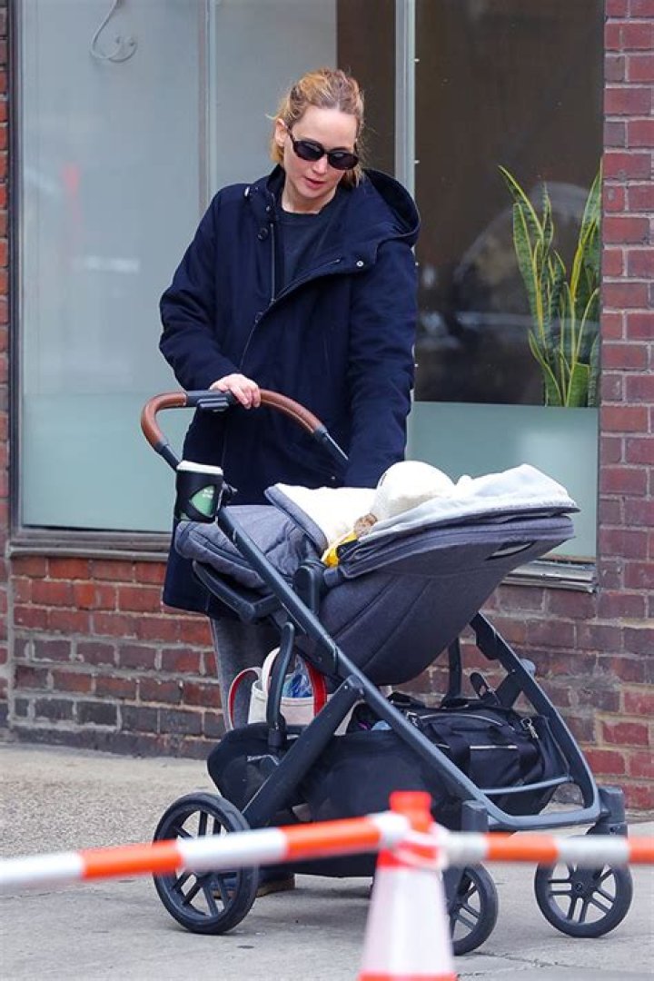 Jennifer Lawrence Goes Makeup-Free With Son Cy During NYC Outing – Hollywood Life