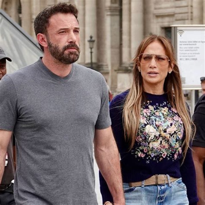 Jennifer Lopez & Ben Affleck Make Out In Italy As Their Bodyguard Watches: Video