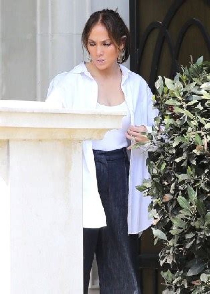Jennifer Lopez Honors Fiancé Ben Affleck With Manicure That Matches Engagement Ring