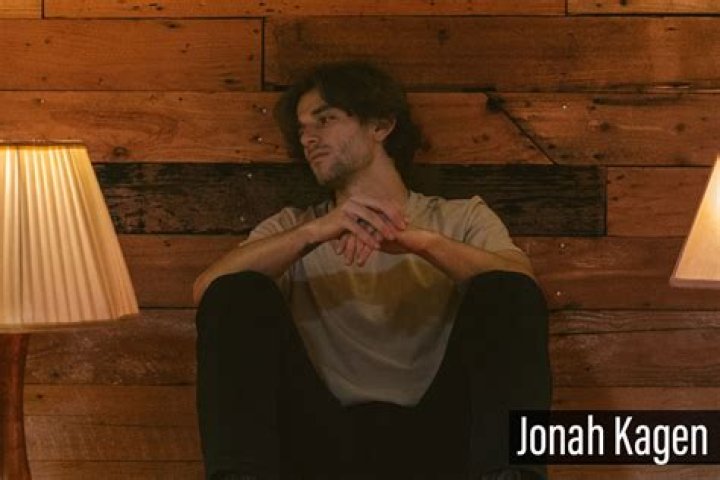 Jonah Kagen Shares ‘Moon’ & Talks New Song In Interview – Hollywood Life
