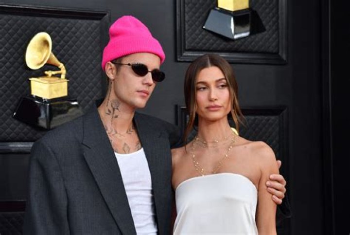 Justin Bieber's 'Mistletoe' Girlfriend Revealed! – Hollywood Life