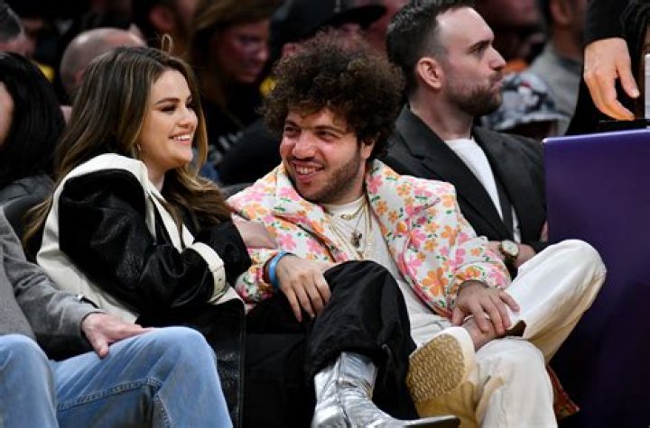 Justin Bieber Mad His Friends Still Party With Ex Selena Gomez — Report