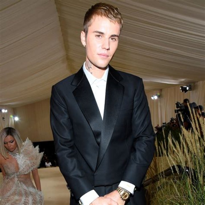 Justin Bieber & More Send Messages – Hollywood Life