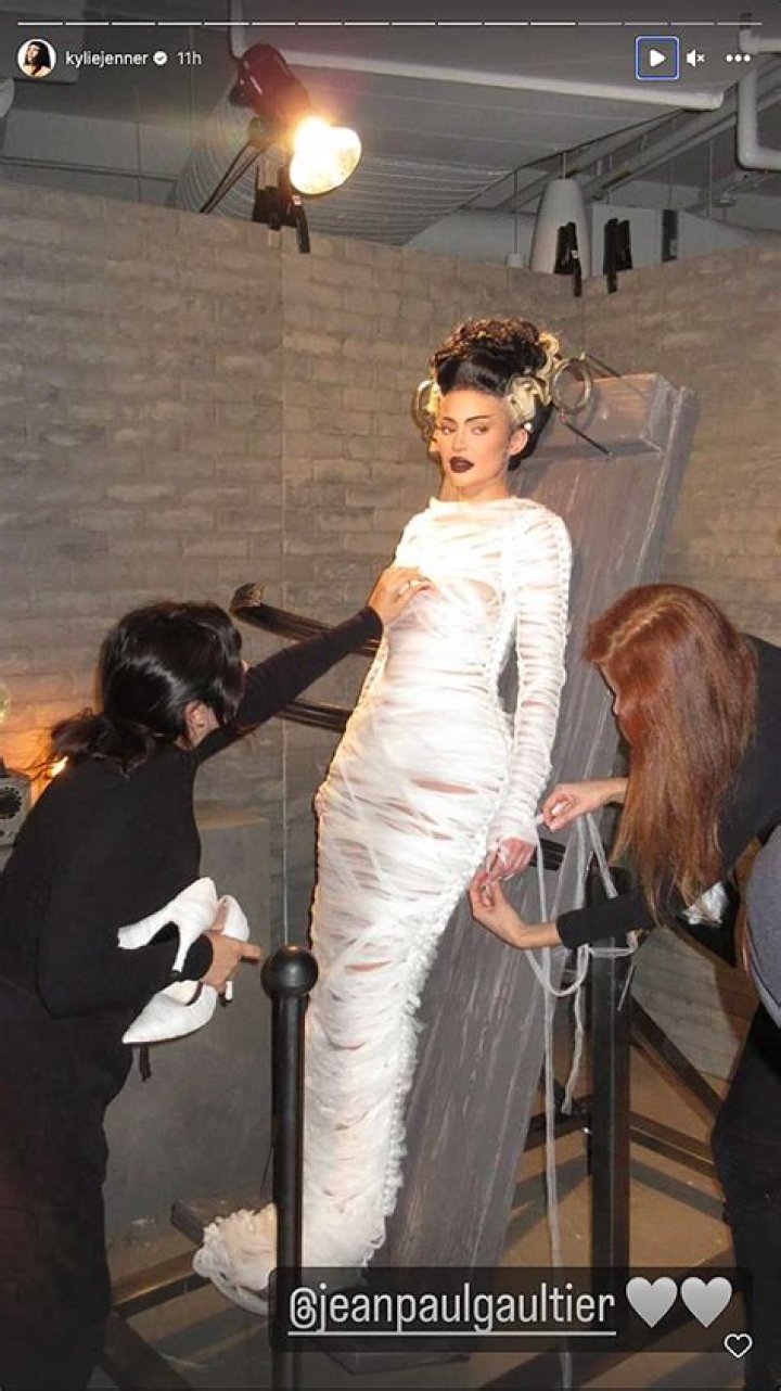 Kardashian & Jenner Halloween Costumes From 2017 — See Pics