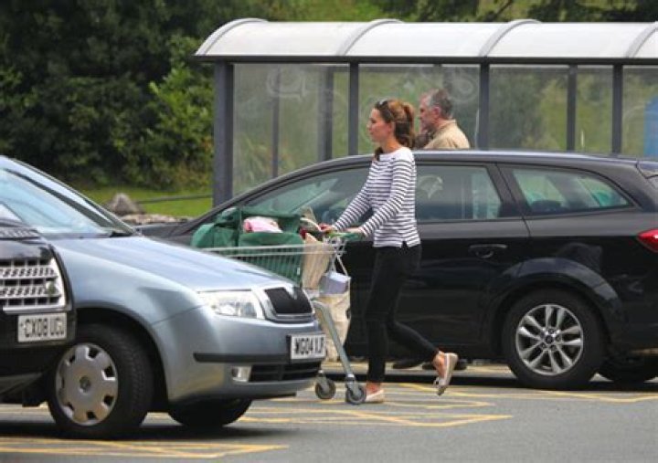 Kate Middelton: Shopping At Waitrose — Post-Pregnancy