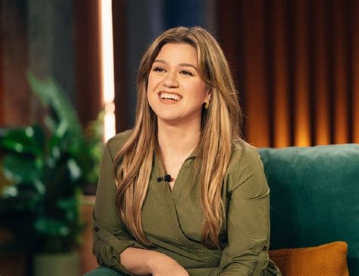 Kelly Clarkson Performs ‘It’s Quiet Uptown’ From ‘Hamilton:’ Watch – Hollywood Life