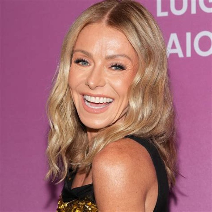 Kelly Ripa, 49, Shows Off Her Grey Hair While On ‘Roots Watch’ During NYC Lockdown