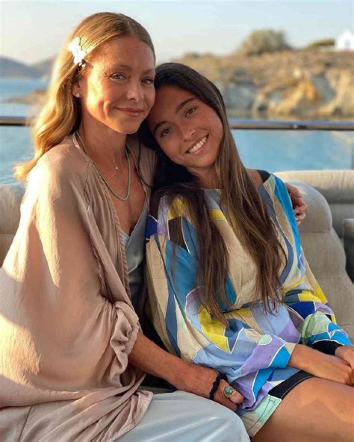 Kelly Ripa Says Daughter Lola Warns Her Not to Get Pregnant by Mark Consuelos During Vacations