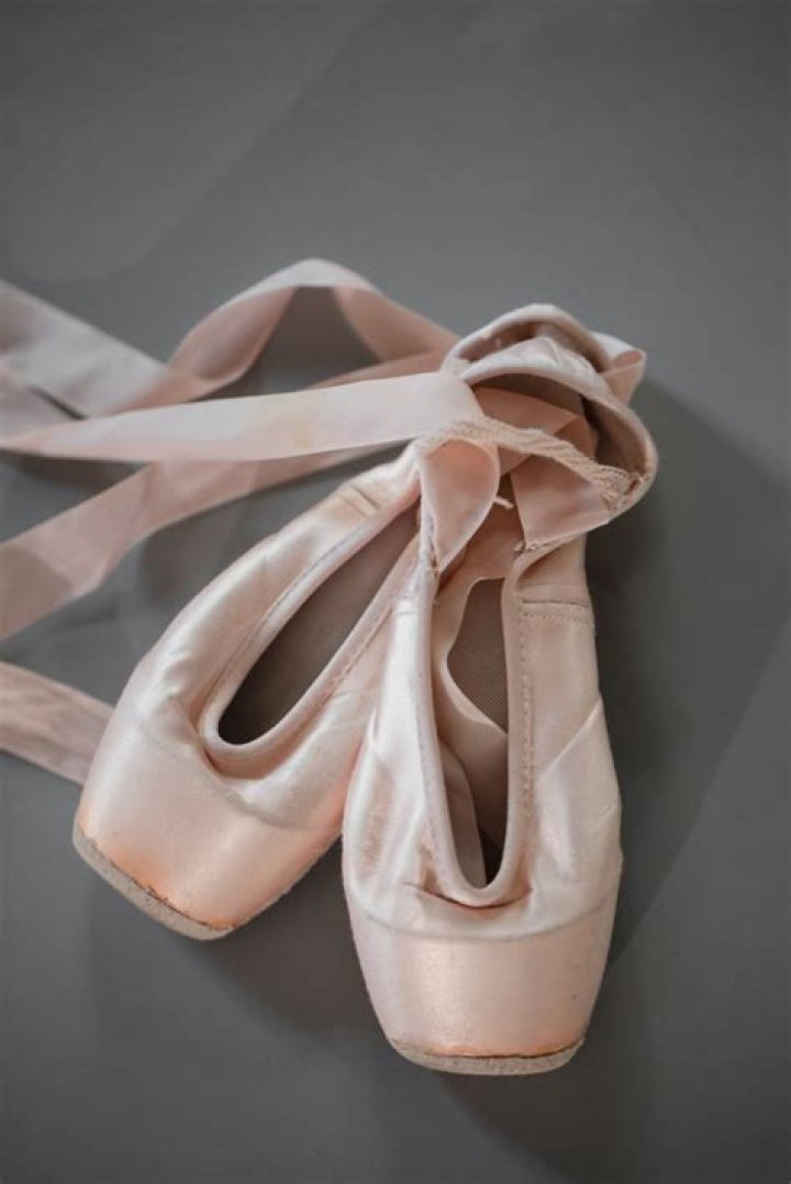 Kelly Ripa Wears Pointe Shoes & Shows Off Ballet Skills – Pic – Hollywood Life