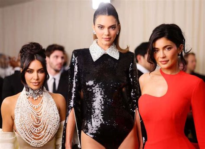 Kendall Jenner Cheers On Sister Kylie As She Goes Head-To-Head With BF Devin Booker For Pop-A-Shot