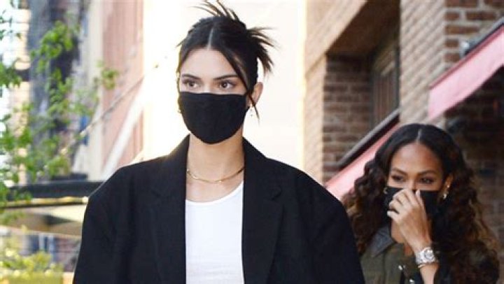 Kendall Jenner Rocks Oversized Phoenix Suns Jacket To Support BF Devin Booker – Photo
