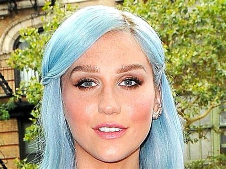 Kesha Flaunts Black Hair In Makeover While Biking In Venice Beach – Hollywood Life