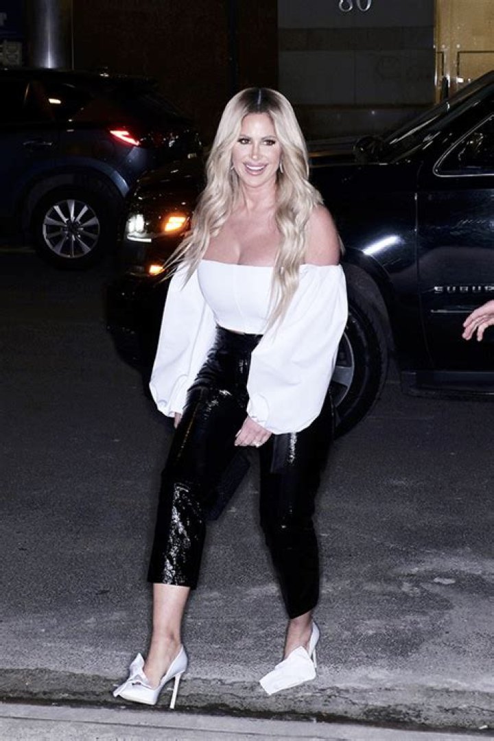 Kim Zolciak Rocks Crop Top & Wedding Ring At LAZ Amid Divorce: Photos – Hollywood Life