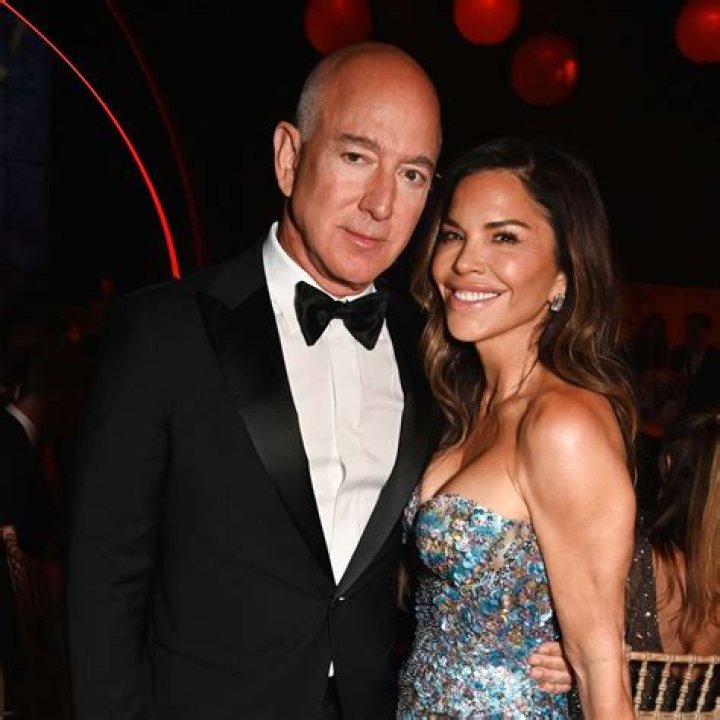 Lauren Sanchez Spotted Wearing Diamond Ring Amid Jeff Bezos Romance – Hollywood Life