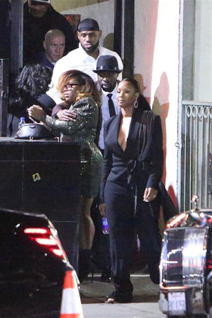 LeBron James & Wife Savannah Celebrate His 35th BDay At The Strip Club – Hollywood Life
