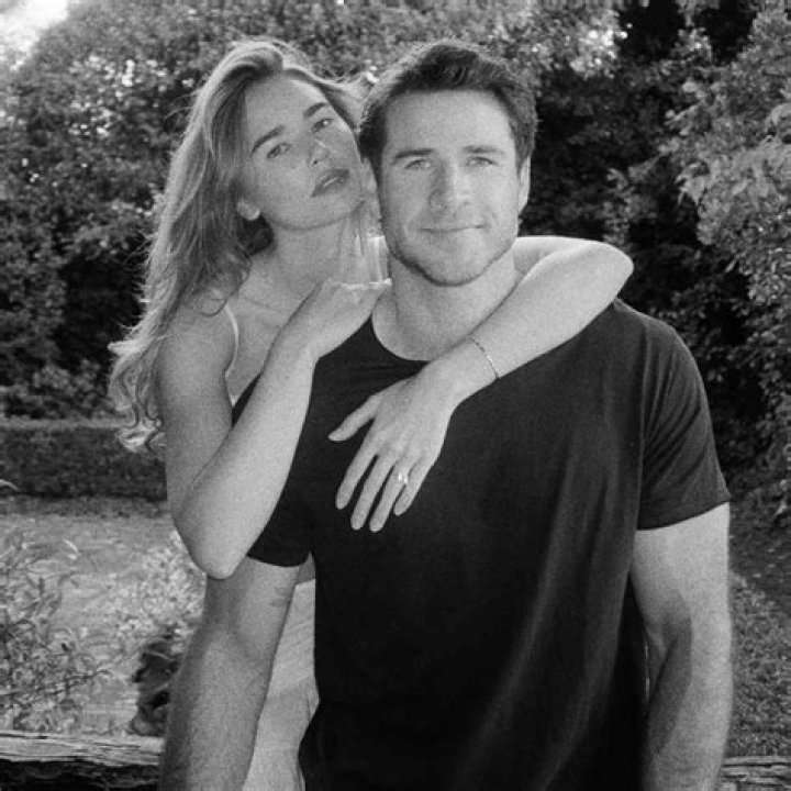 Liam Hemsworth & Gabriella Brooks Kissing On Beach In Australia: Pics – Hollywood Life