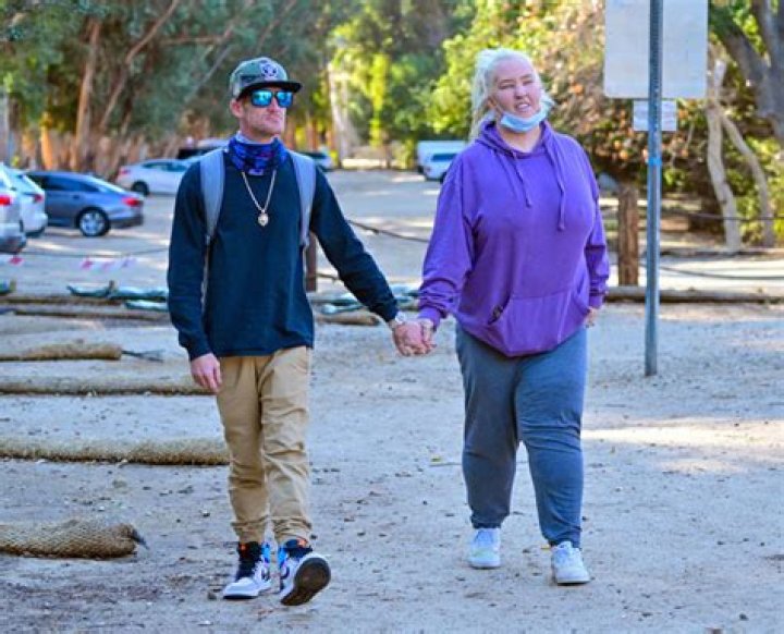 Mama June, 42, & New Boyfriend, 34, Snuggle On Romantic Hike In LA — Photos