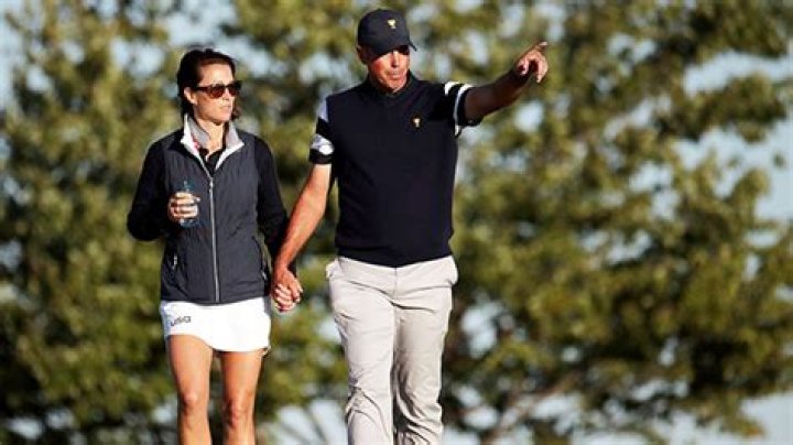Matt Kuchar’s Wife Caddies For Zach Johnson & She’s A Total Pro At It – Hollywood Life