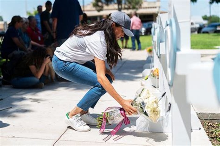 Meghan Markle Visits Texas School Shooting Memorial: Photos – Hollywood Life