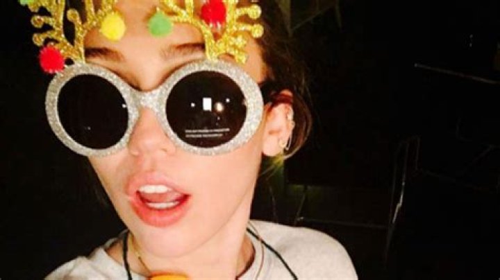 Miley Cyrus On Weed Vs Alcohol — Why She Likes Smoking More Than Drinking – Hollywood Life
