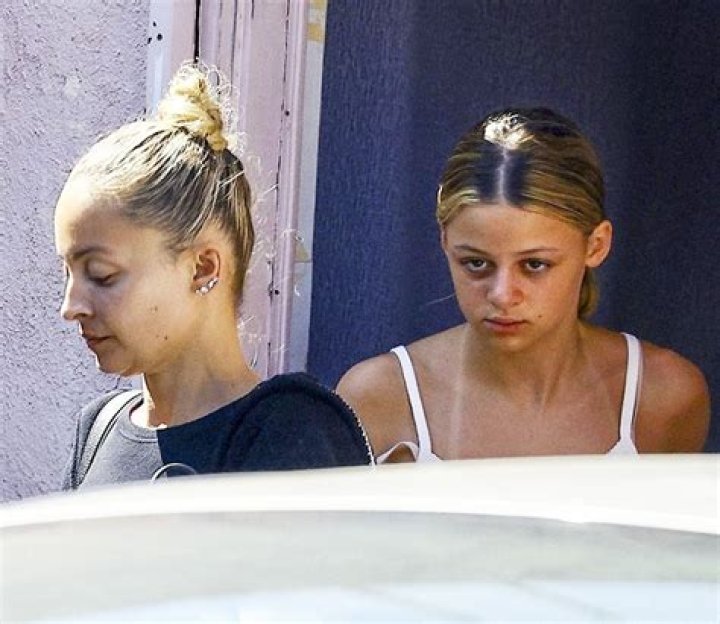 Nicole Richie & Her Daughter Harlow Seen At Nail Salon: Photo – Hollywood Life