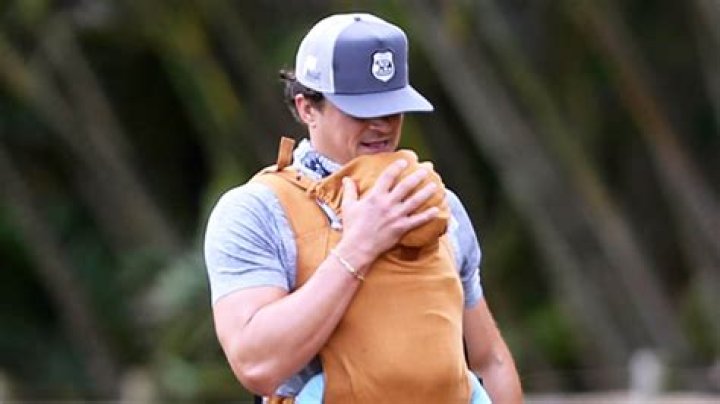 Orlando Bloom Shows Off Toned Arms & Legs While Strolling With Baby Daisy In Hawaii