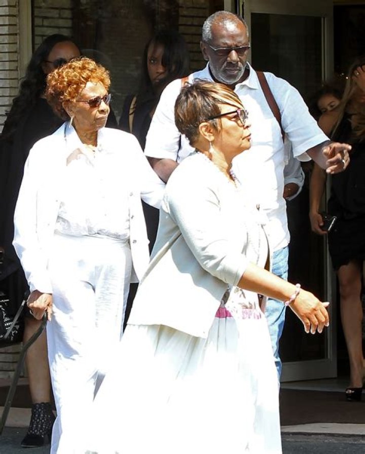 [PHOTOS] Bobbi Kristina Brown’s Hearse Arrives For Burial Service In New Jersey – Hollywood Life