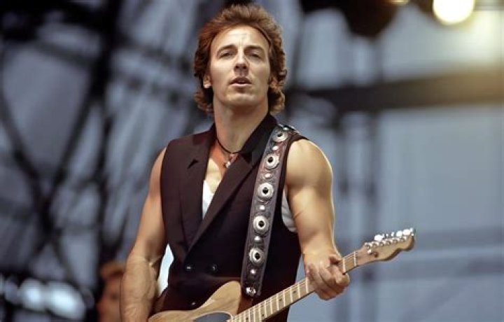 Photos Of The Iconic ’80s Rock Star – Hollywood Life